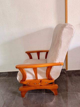 Mecedora de madera y cuero beige