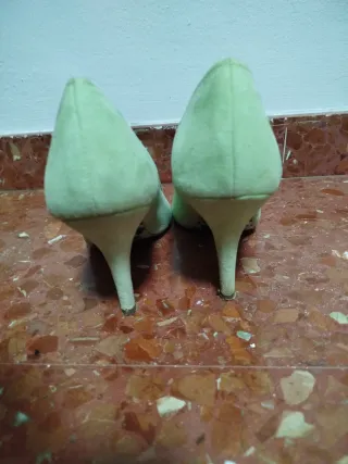 Zapatos de salón verdes con puntera dorada