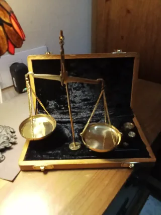 Antigua balanza de precisión con estuche