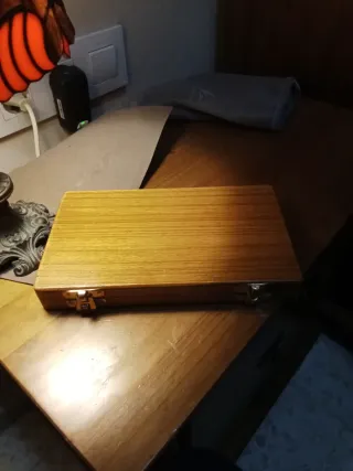 Antigua balanza de precisión con estuche