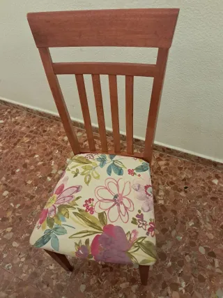 Conjunto de sillas de madera tapizadas