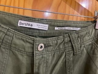 Pantalón cargo Bershka verde mujer