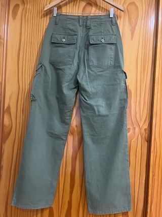 Pantalón cargo Bershka verde mujer