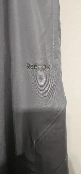 Pantalón chándal Reebok gris