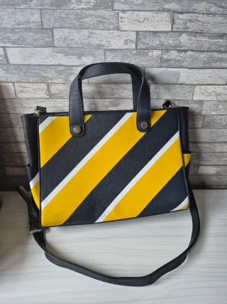 Bolso de mano con rayas amarillas y negras