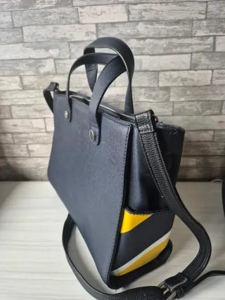 Bolso de mano con rayas amarillas y negras