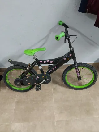 Bicicleta infantil negra con detalles