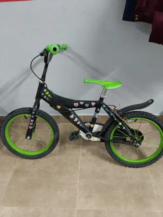 Bicicleta infantil negra con detalles