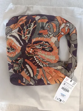 Bolso de mano con abalorios y cadena