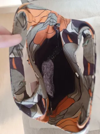 Bolso de mano con abalorios y cadena