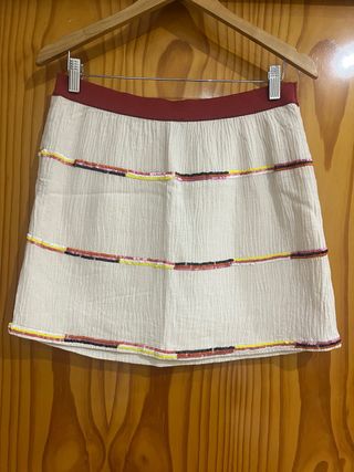 Falda corta beige con detalles multicolor