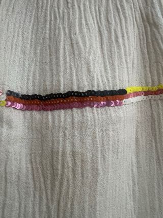 Falda corta beige con detalles multicolor