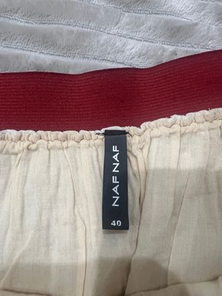 Falda corta beige con detalles multicolor