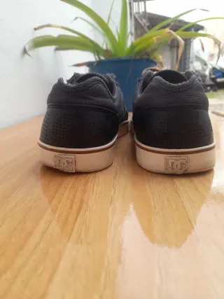 Zapatillas DC  casuales negras y grises
