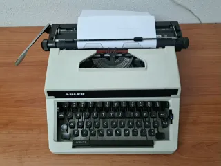 Máquina de escribir Adler