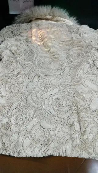 Casaco bege com pele sintética