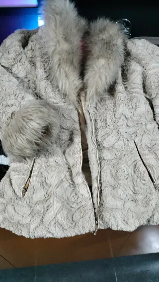 Casaco bege com pele sintética