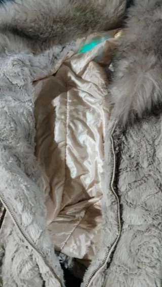 Casaco bege com pele sintética