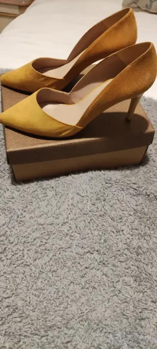 Zapatos tacón mostaza
