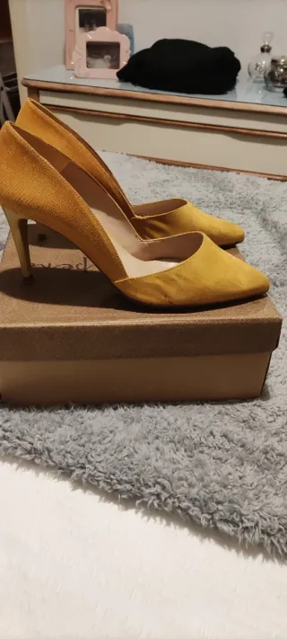 Zapatos tacón mostaza