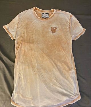 Camiseta combinada con Naranja y con Beix.