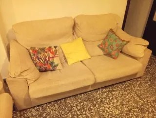 Se regala Sofá 2 plazas beige con cojines