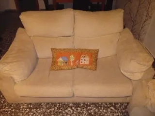 Se regala Sofá 2 plazas beige con cojines