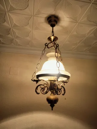 Lámpara colgante dorada de metal y cristal