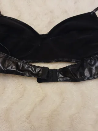 Top / Sujetador efecto cuero negro.