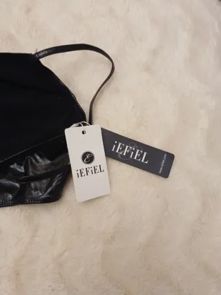 Top / Sujetador efecto cuero negro.