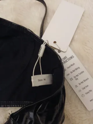 Top / Sujetador efecto cuero negro.