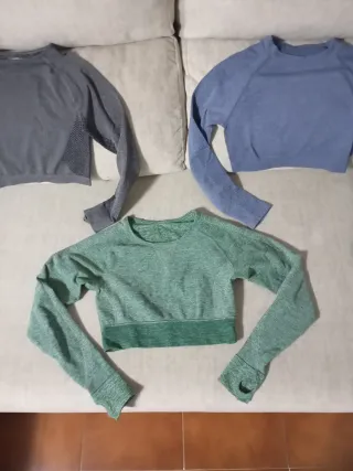 Camiseta deportiva gris, azul y verde  manga larga