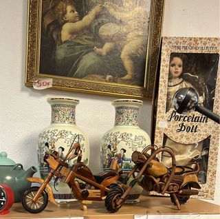 Jarrones de porcelana con figuras