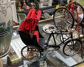 Jarrones de porcelana con figuras