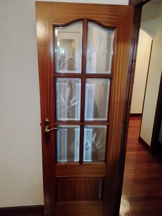 Puerta de madera con cristal