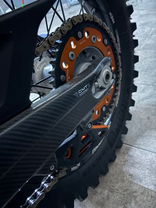 Cubre basculante carbono CMT ktm
