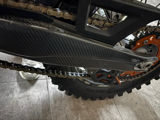 Cubre basculante carbono CMT ktm