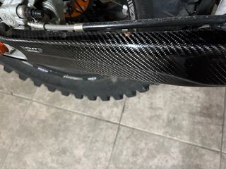 Cubre basculante carbono CMT ktm