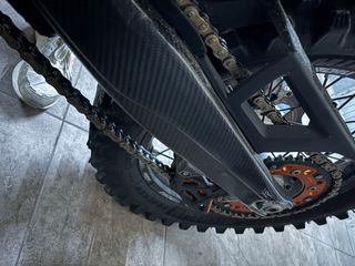 Cubre basculante carbono CMT ktm
