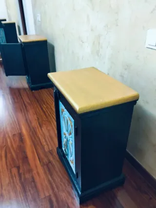 Comodini in legno nero e dorato