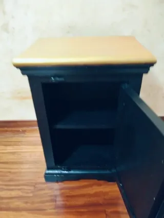 Comodini in legno nero e dorato