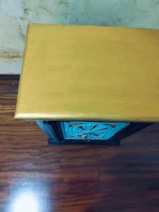 Comodini in legno nero e dorato