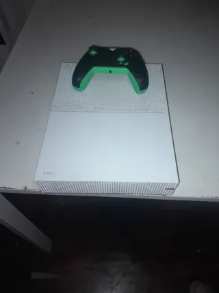 Xbox One S con mando verde
