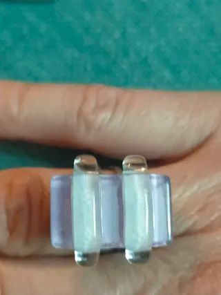 Anillo de vidrio color lila