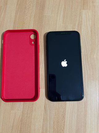 iPhone XR Nero con cover rossa