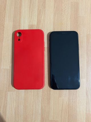 iPhone XR Nero con cover rossa