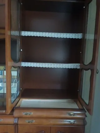 Mueble clásico madera y cristal