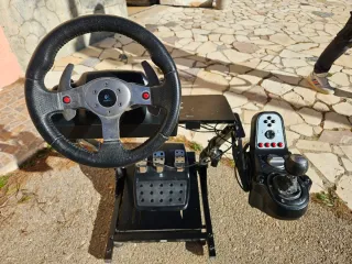 Logitech G25 con pedales y soporte