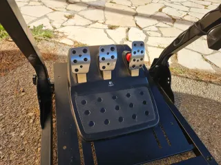 Logitech G25 con pedales y soporte