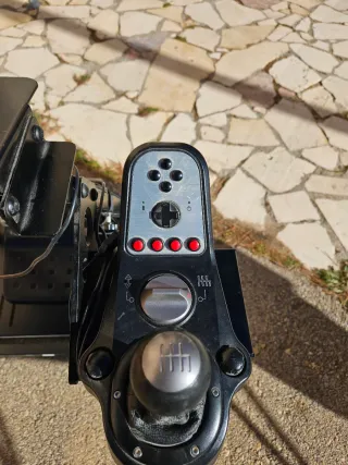 Logitech G25 con pedales y soporte